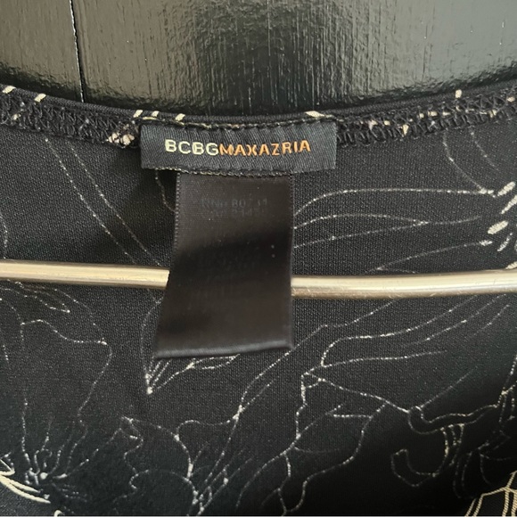 BCBG MAX AZRIA Sleeveless mock neck top floral print, fits XS-S stretchy fabric - Picture 2 of 5